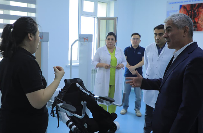 烏茲布哈拉州州長(zhǎng)蒞臨布哈拉國(guó)立醫(yī)學(xué)院，了解程天科技康復(fù)外骨骼使用情況